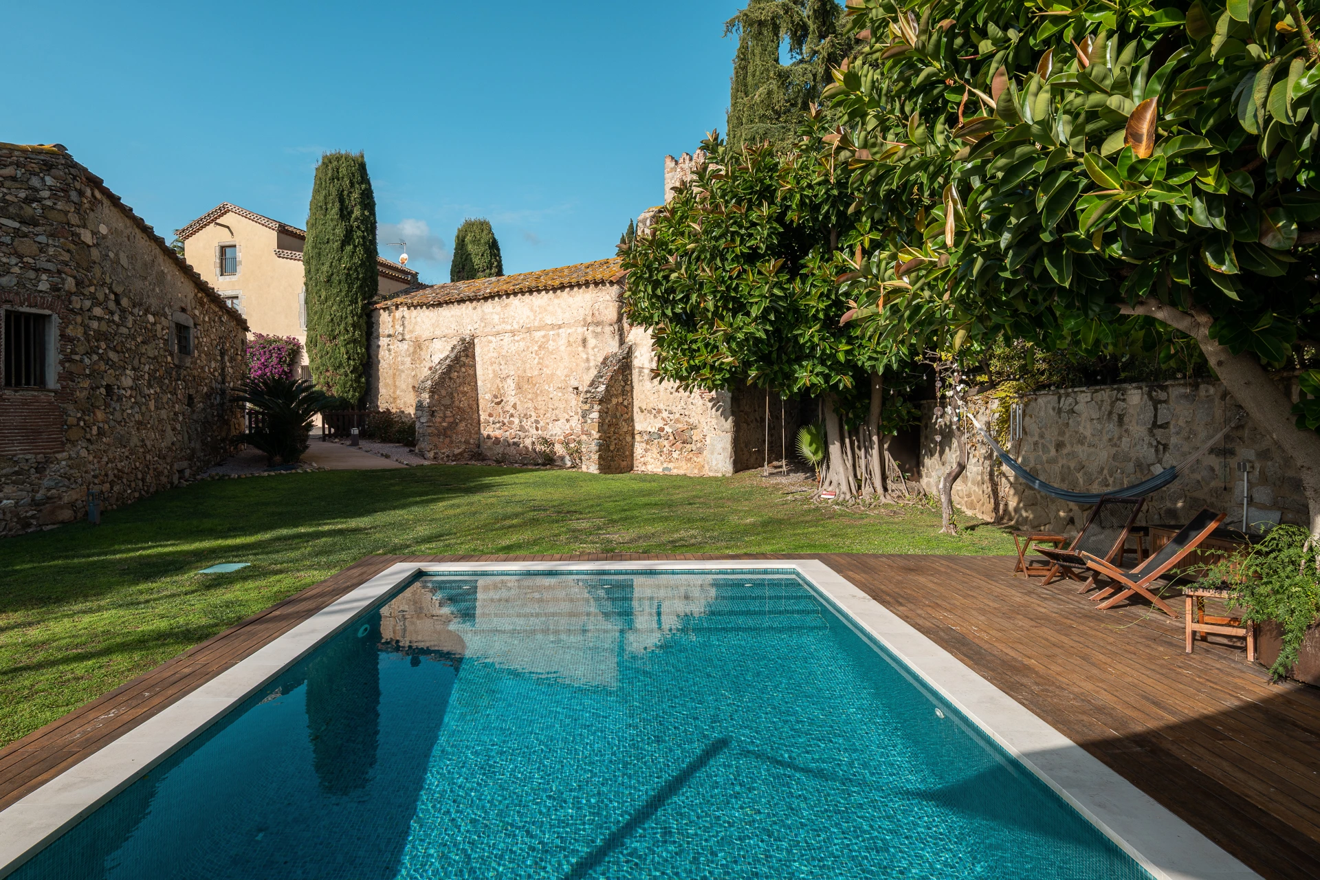 mas vives masia con jardin y piscina